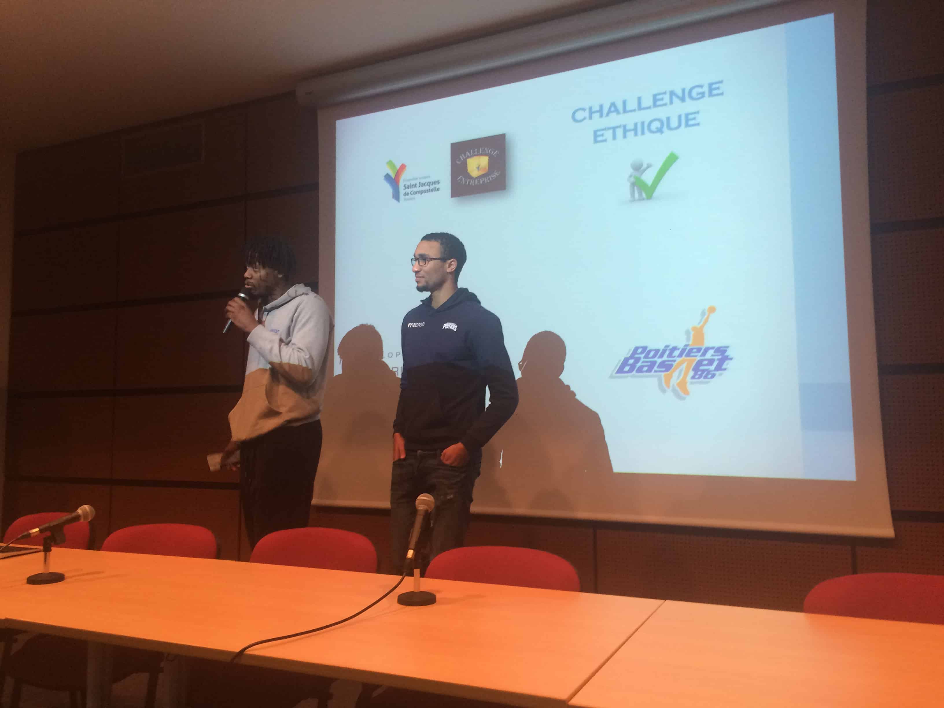 2 joueurs pro du Poitiers Basket 86 à la remise des trophées du challenge Entreprise