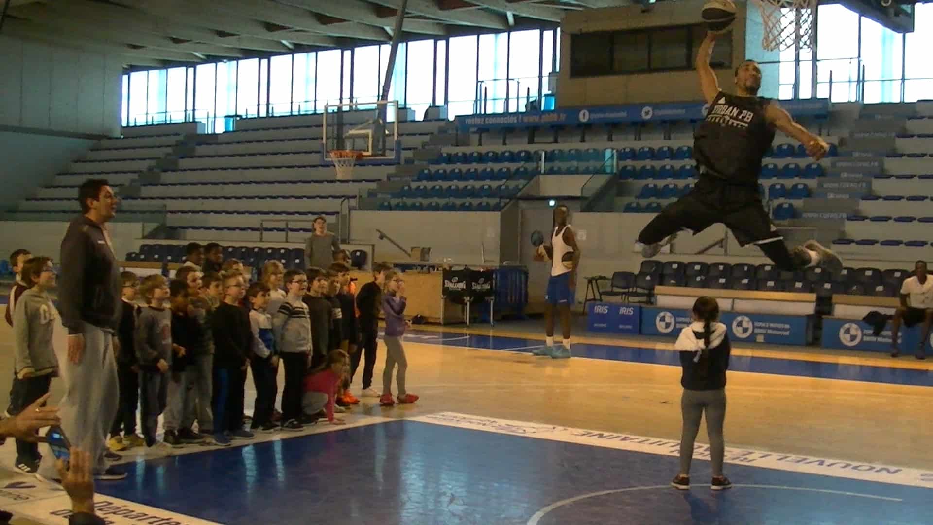 Une matinée au Poitiers Basket 86 pour des jeunes CE1