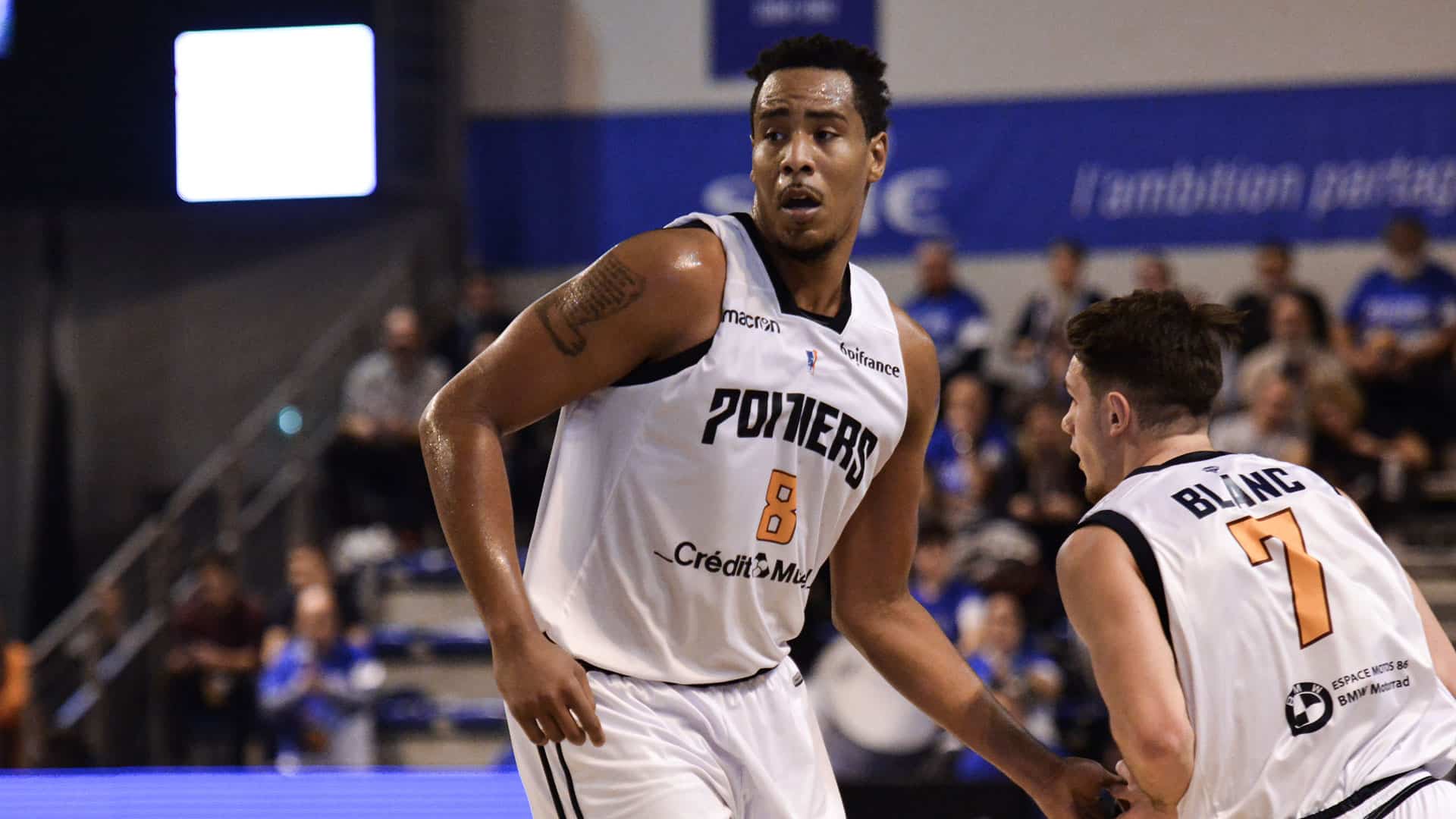Poitiers s&rsquo;incline après un combat âpre