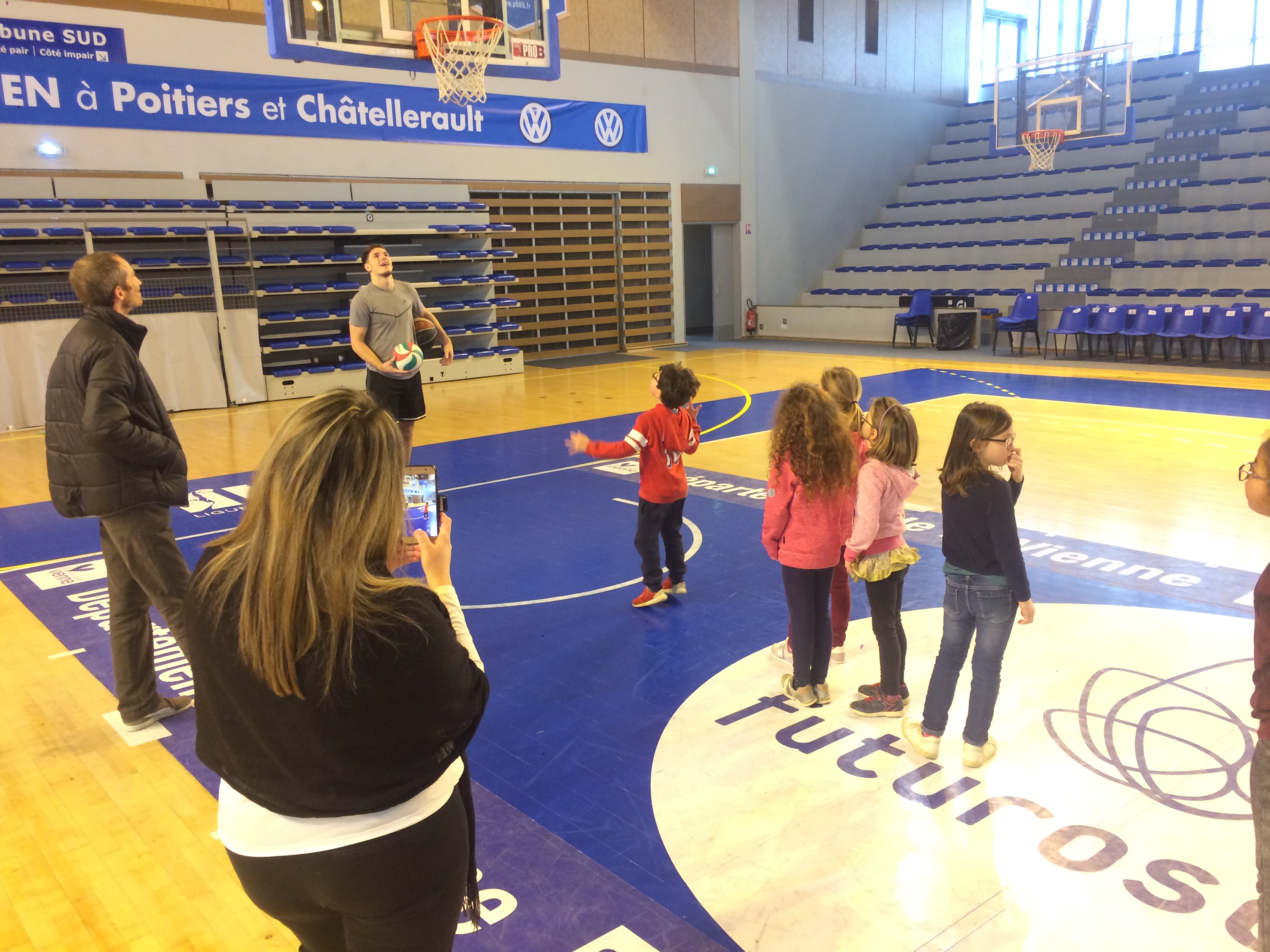 Une classe de CE1 dans les coulisses du PB86