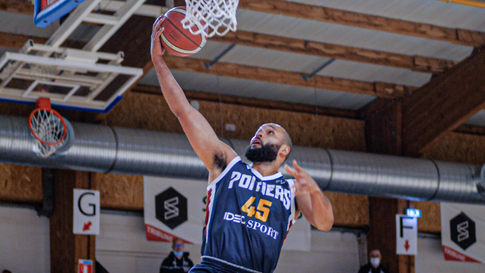 Invaincus sur la phase retour