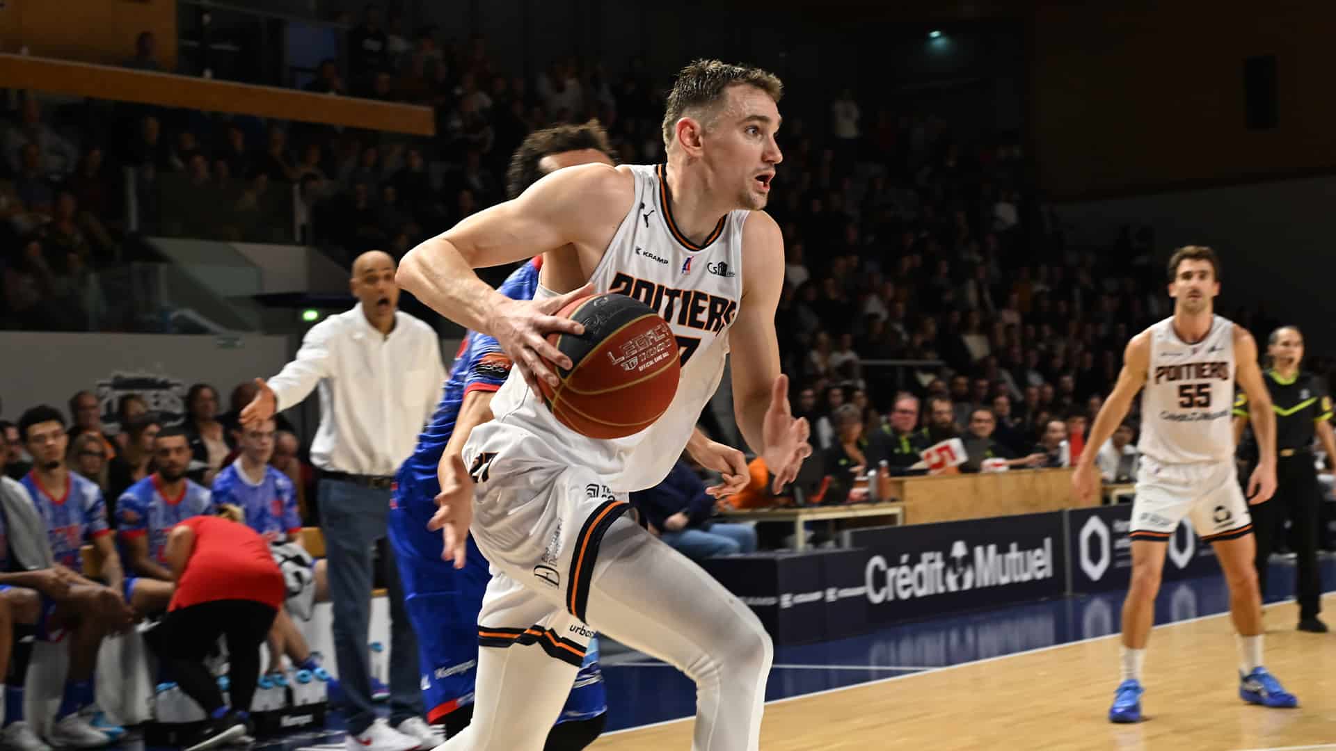 Une première victoire face au leader !