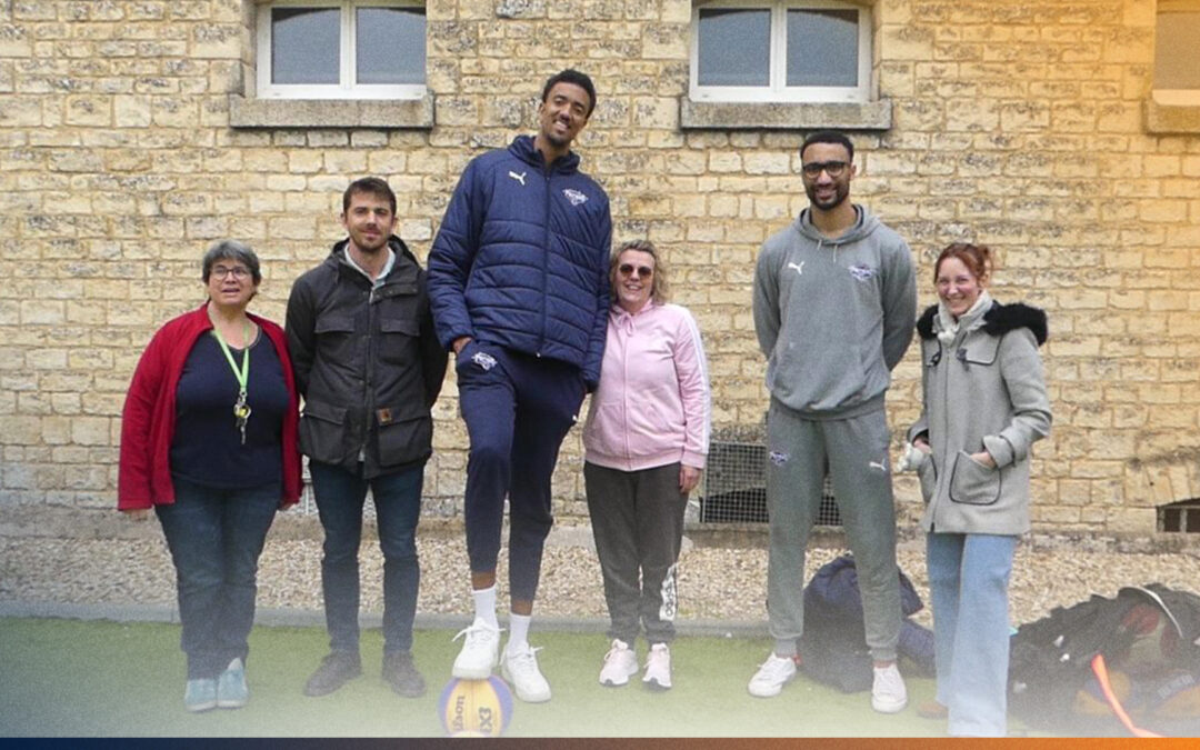 Jonathan, Kévin et Arthur partagent une séance de basket avec les détenus de la SAS Pierre Levée