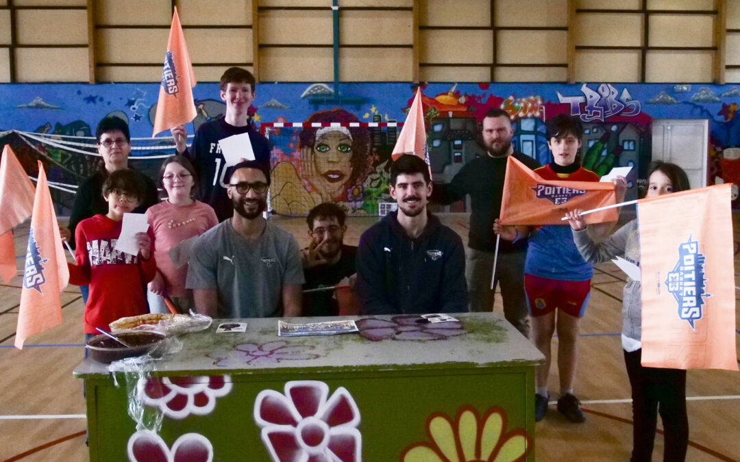 Kévin et Imanol partagent un moment avec les jeunes du LVA l&rsquo;Étincelle