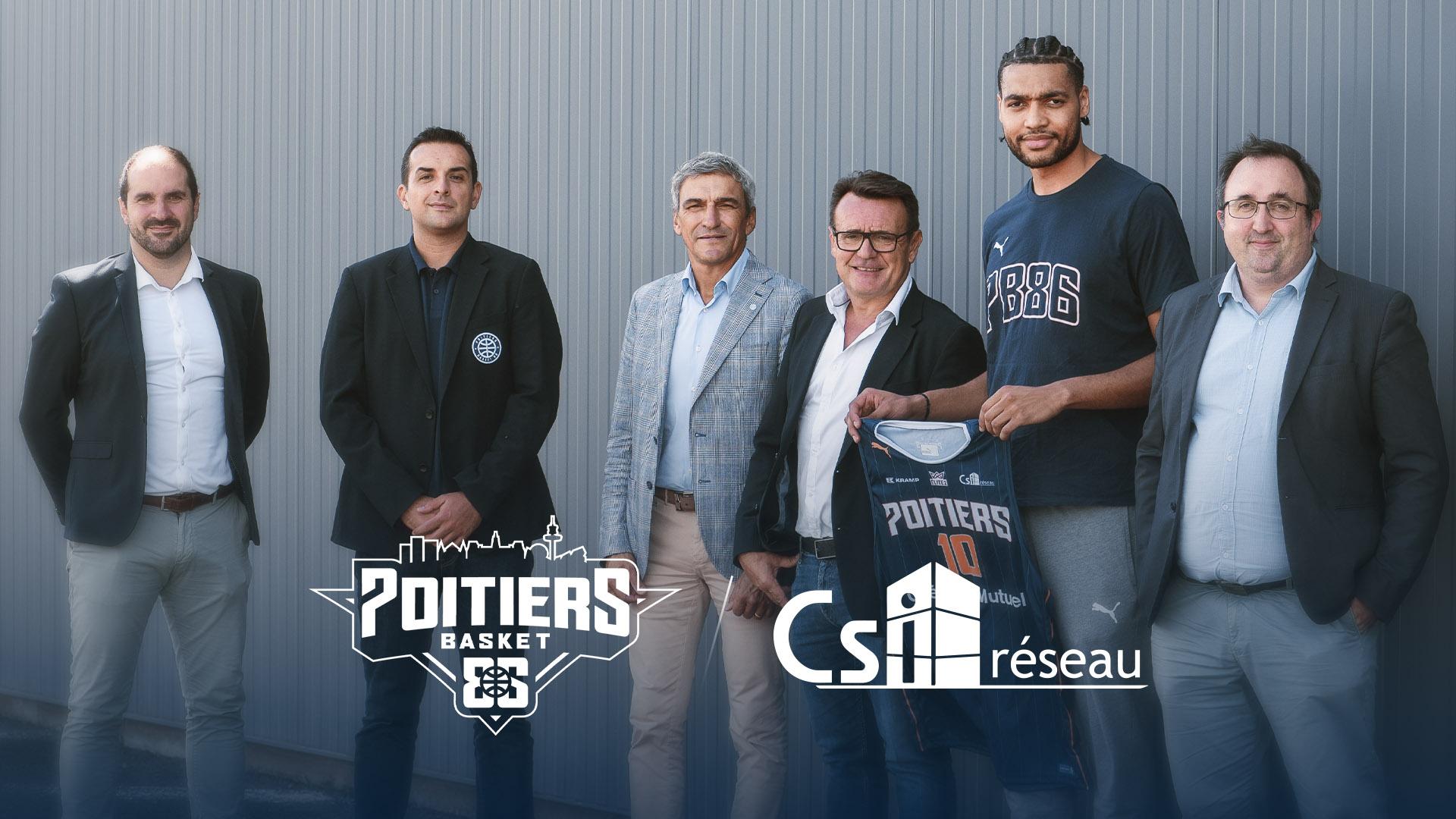 Les dirigeants de l'entreprise CSI Réseau et notre président Sébastien GUÉRIN avec Guillaume EYANGO autour d'une photo pour marquer le partenariat historique.