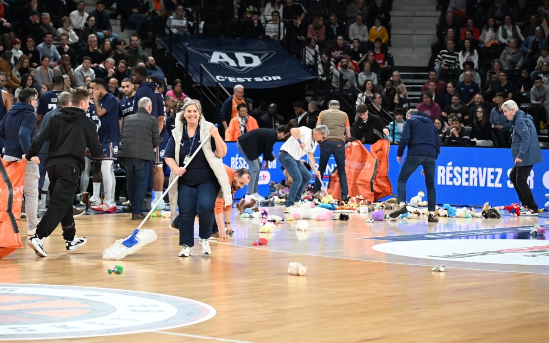 Le traditionnel lancer de peluches à l&rsquo;Arena Futuroscope